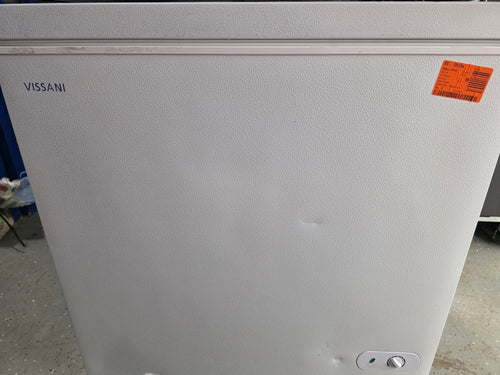 Vissani 7.0 cu. ft. Manual Defrost Chest Freezer with LED Light in White, Garage Ready S180 - HMCF7W5 - Scratch & Dent (Minor)