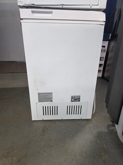 Vissani 7.0 cu. ft. Manual Defrost Chest Freezer with LED Light in White, Garage Ready S180 - HMCF7W5 - Scratch & Dent (Minor)