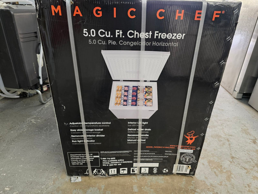 Magic Chef 5.0. cu. ft. Chest Freezer with Interior LED Light and Defrost Water Drain S186 - HMCF5W4 - Open Box