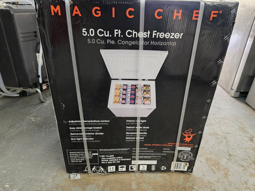 Magic Chef 5.0. cu. ft. Chest Freezer with Interior LED Light and Defrost Water Drain S186 - HMCF5W4 - Open Box
