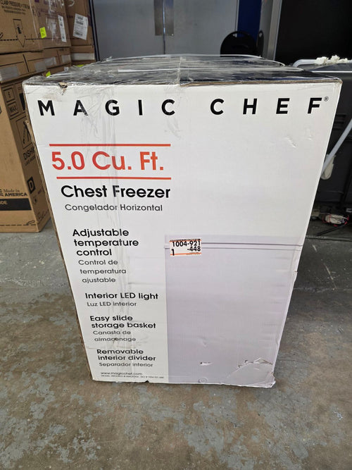 Magic Chef 5.0. cu. ft. Chest Freezer with Interior LED Light and Defrost Water Drain S186 - HMCF5W4 - Open Box