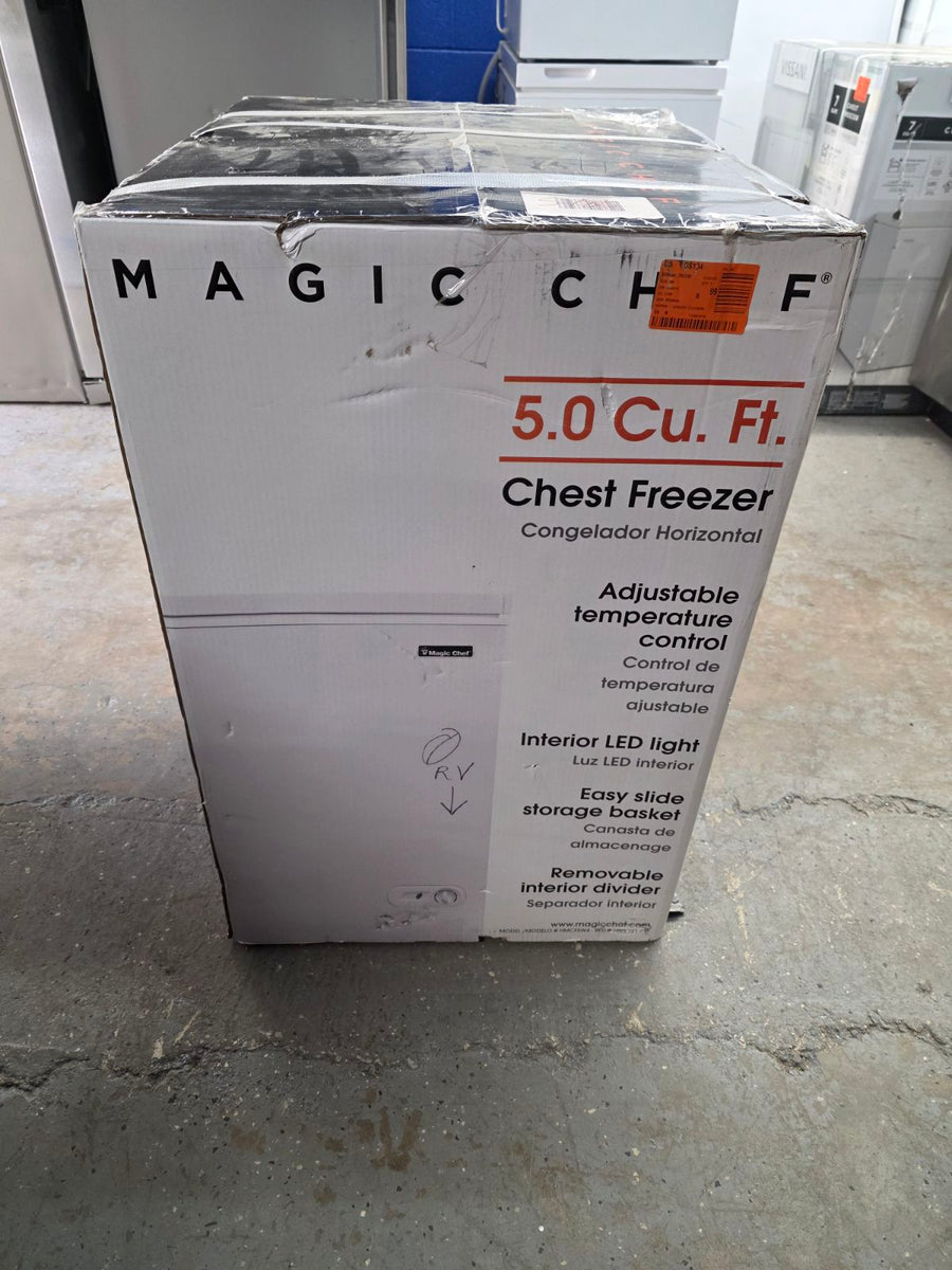 Magic Chef 5.0. cu. ft. Chest Freezer with Interior LED Light and Defrost Water Drain S186 - HMCF5W4 - Open Box