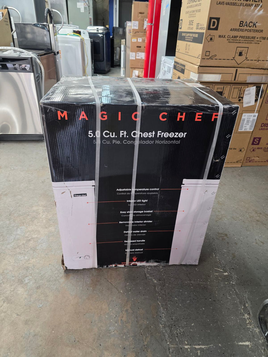 Magic Chef 5.0. cu. ft. Chest Freezer with Interior LED Light and Defrost Water Drain S186 - HMCF5W4 - Open Box