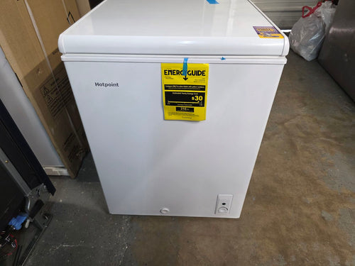 Hotpoint 4.9-cu ft Chest Freezer Convertible to Refrigerator in White S116 - HCM5QWWW - Scratch & Dent (Minor)
