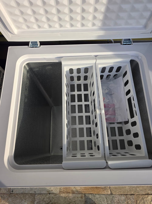 Vissani 5.0 cu. ft. Manual Defrost Chest Freezer with LED Light in White, Garage Ready S160 - HMCF5W5 - Scratch & Dent (Minor)