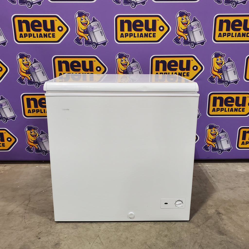 Pictures of Vissani 6.9 cu. ft. Manual Defrost Chest Freezer in White, Garage Ready with LED Light Type 25135SD577 - DCM7QRWW - Scratch & Dent (Minor) - Neu Appliance Outlet - Discount Appliance Outlet in Austin, Tx