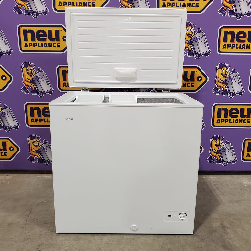 Pictures of Vissani 6.9 cu. ft. Manual Defrost Chest Freezer in White, Garage Ready with LED Light Type 25135SD577 - DCM7QRWW - Scratch & Dent (Minor) - Neu Appliance Outlet - Discount Appliance Outlet in Austin, Tx