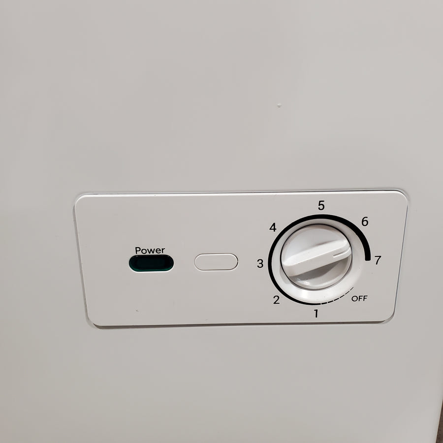 Vissani 6.9 cu. ft. Manual Defrost Chest Freezer in White, Garage Ready with LED Light Type 25135SD577 - DCM7QRWW - Scratch & Dent (Minor)