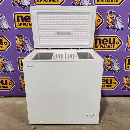 Vissani 7.0 cu. ft. Manual Defrost Chest Freezer with LED Light in White, Garage Ready SA330 - HMCF7W5 - Scratch & Dent (Minor)