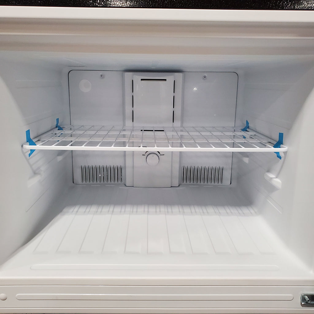 Pictures of Vissani 18 cu. ft. Top Freezer Refrigerator in Stainless Steel, Garage Ready 25SD117 - MDTF18SSR - Scratch & Dent (Moderate) - Neu Appliance Outlet - Discount Appliance Outlet in Austin, Tx