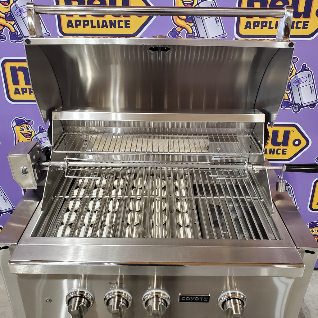 Pictures of Coyote 30 Inch Freestanding Grill with 2 Infinity Burners™, RapidSear™ Infrared Burner, 700 sq. in. Cooking Surface, Rotisserie and Smoker Box 1117281 - C2SL30NG-FS - Scratch & Dent (Minor) - Neu Appliance Outlet - Discount Appliance Outlet in Austin, Tx