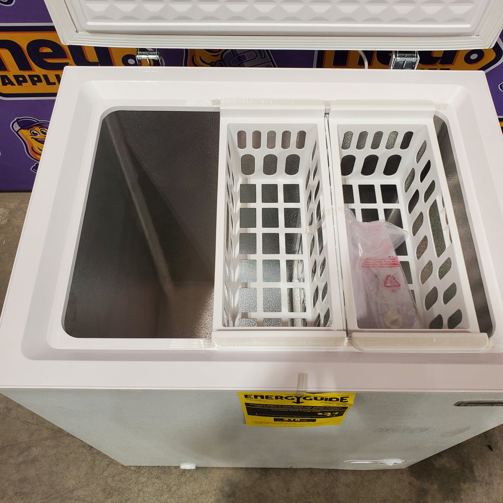 Magic Chef 5.0. cu. ft. Chest Freezer with Interior LED Light and Defrost Water Drain 25135SD596 - HMCF5W4 - Scratch & Dent (Minor)