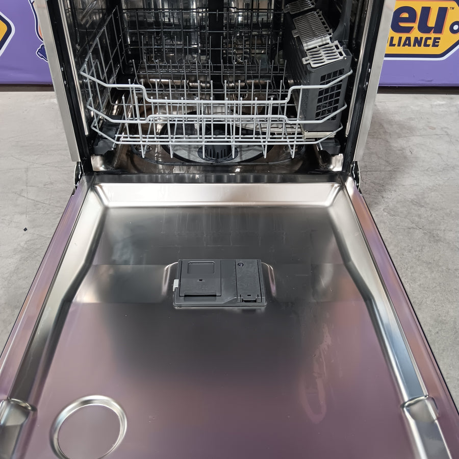 GE® ENERGY STAR® Fingerprint Resistant Front Control with Stainless Steel Interior Dishwasher with Sanitize Cycle 25CR177 - GDF670SYVFS - Scratch & Dent (Minor)