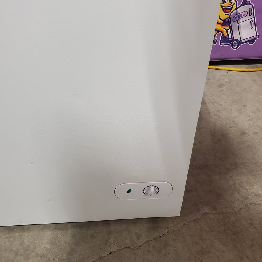 Vissani 7.0 cu. ft. Manual Defrost Chest Freezer with LED Light in White, Garage Ready 25137SD736 - HMCF7W5 - Scratch & Dent (Minor)