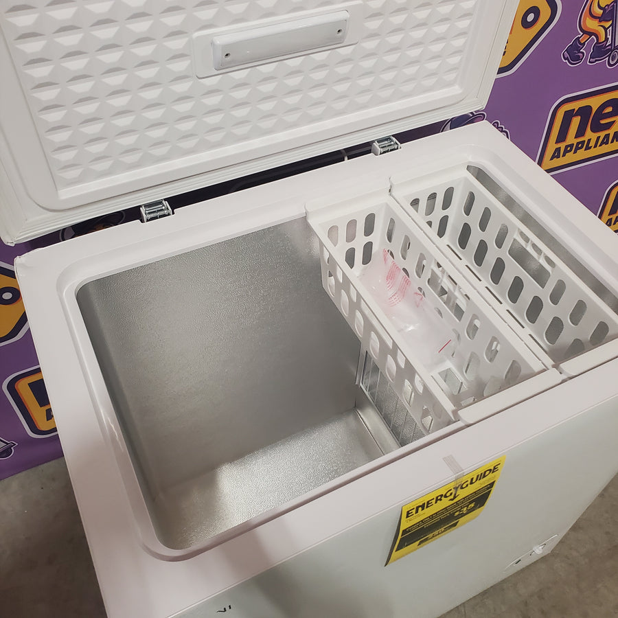 Vissani 7.0 cu. ft. Manual Defrost Chest Freezer with LED Light in White, Garage Ready HMCF7W5 - Scratch & Dent (Major)