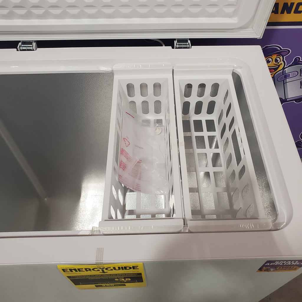 Vissani 7.0 cu. ft. Manual Defrost Chest Freezer with LED Light in White, Garage Ready 25133SD569 - HMCF7W5 - Scratch & Dent (Minor)