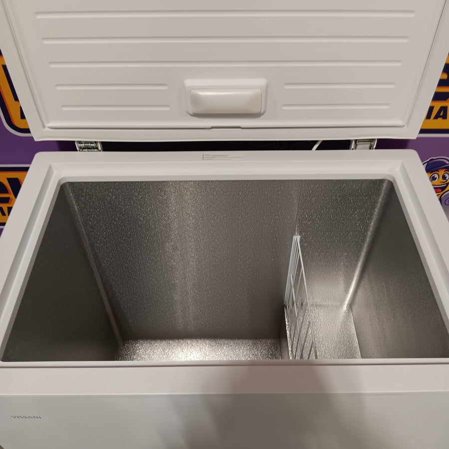 Vissani 6.9 cu. ft. Manual Defrost Chest Freezer in White, Garage Ready with LED Light Type DCM7QRWW - Scratch & Dent (Major)