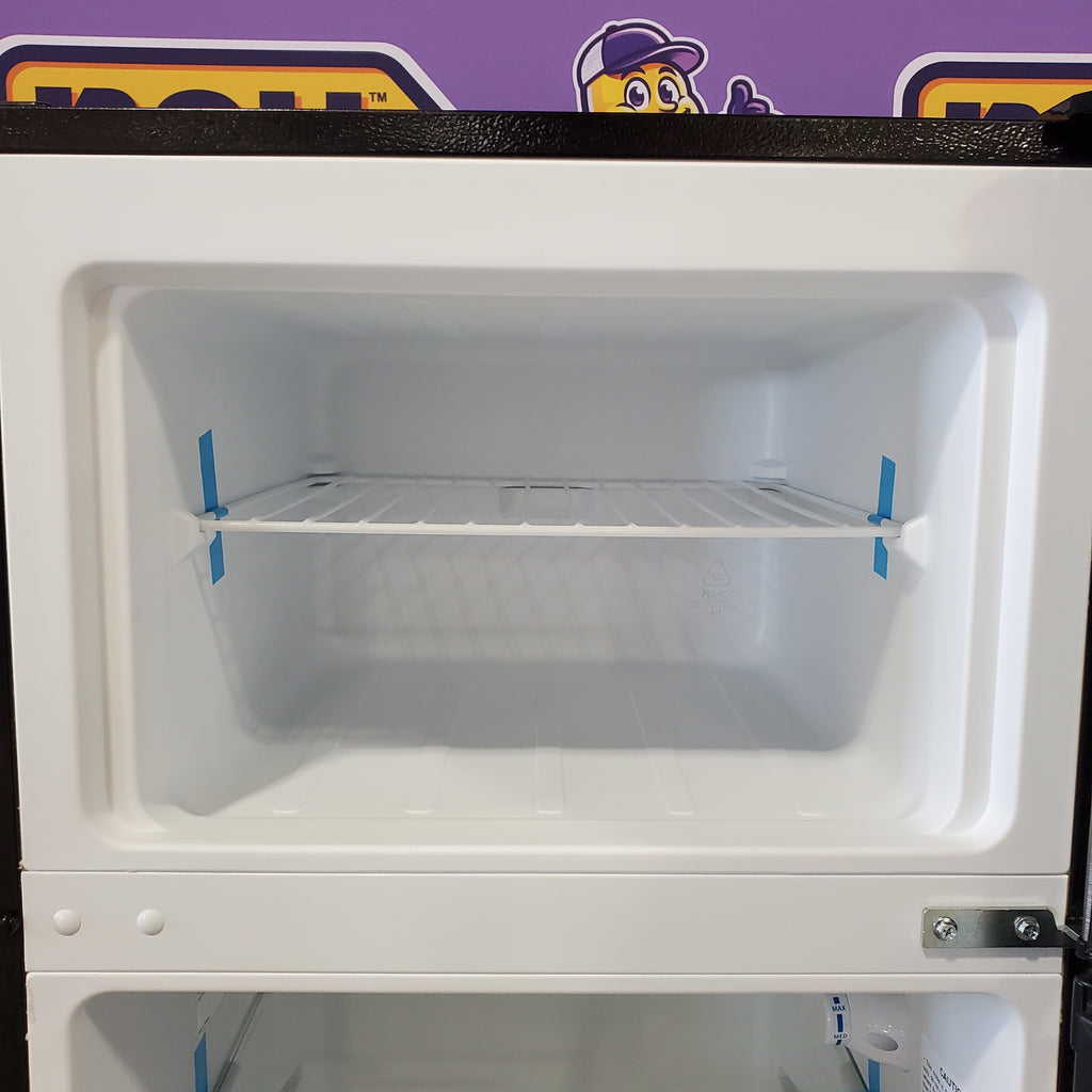 Pictures of Vissani 7.1 cu. ft. Top Freezer Refrigerator with Adjustable Shelf in Stainless Steel MDFF7SS - Scratch & Dent (Minor) - Neu Appliance Outlet - Discount Appliance Outlet in Austin, Tx