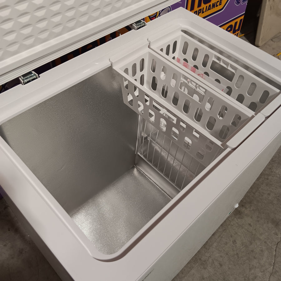 Vissani 7.0 cu. ft. Manual Defrost Chest Freezer with LED Light in White, Garage Ready HMCF7W5 - Scratch & Dent (Moderate)