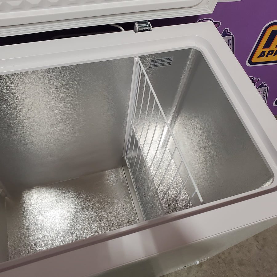 Vissani 7.0 cu. ft. Manual Defrost Chest Freezer with LED Light in White, Garage Ready HMCF7W5 - Certified Refurbished
