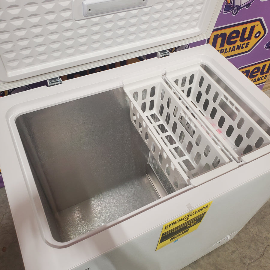 Vissani 7.0 cu. ft. Manual Defrost Chest Freezer with LED Light in White, Garage Ready HMCF7W5 - Scratch & Dent (Minor)