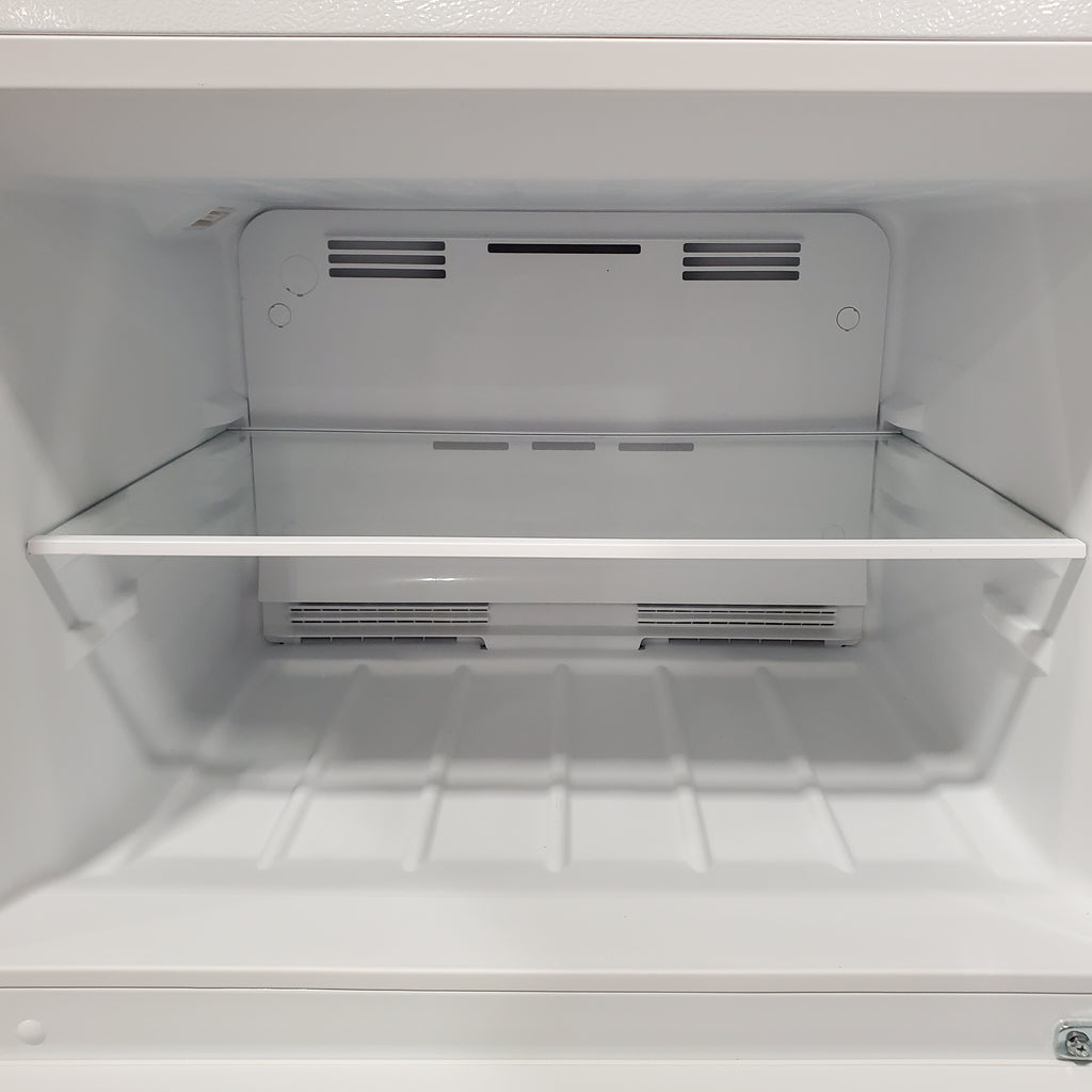 Vissani 14.2 cu. ft. Top Freezer Refrigerator in White, Garage Ready 251310SD884 - MDTF14WH5 - Scratch & Dent (Moderate)