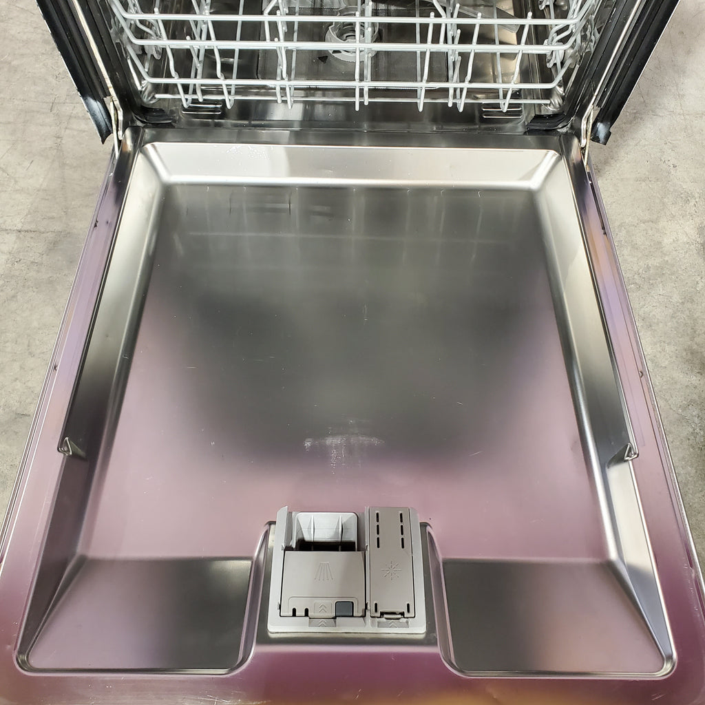 Bosch 300 Front Control 24-in Built-In Dishwasher With Third Rack ENERGY STAR, 44-dBA 05CR72 - SHEM63W55N - Scratch & Dent (Minor)