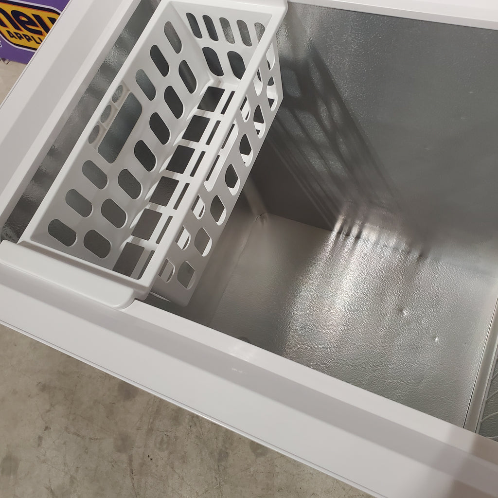 Pictures of Magic Chef 7.0 cu. ft. Chest Freezer in White with 7.0 Cu. Ft. Capacity, Manual Defrost, and Sliding-Bulk Storage Baskets HMCF7W4 - Scratch & Dent (Minor) - Neu Appliance Outlet - Discount Appliance Outlet in Austin, Tx