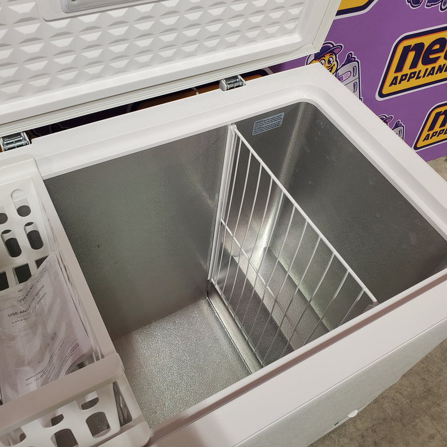 Vissani 7.0 cu. ft. Manual Defrost Chest Freezer with LED Light in White, Garage Ready HMCF7W5 - Scratch & Dent (Major)