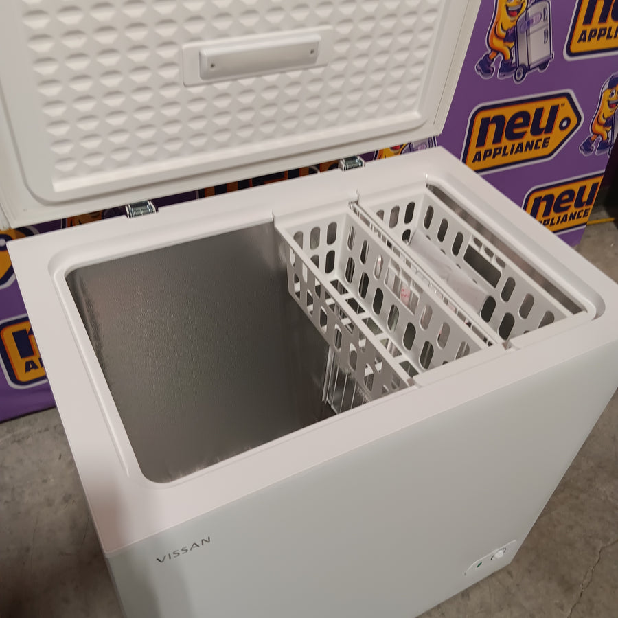 Vissani 7.0 cu. ft. Manual Defrost Chest Freezer with LED Light in White, Garage Ready SA622 - HMCF7W5 - Scratch & Dent (Moderate)