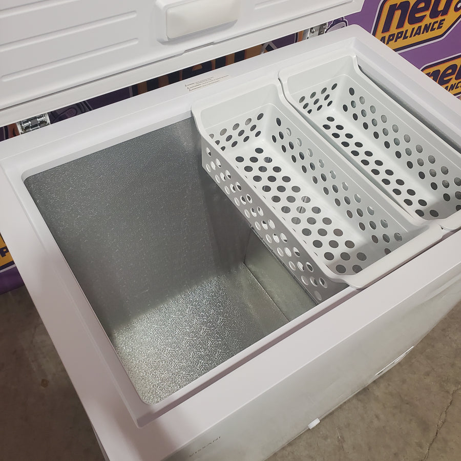 Vissani 6.9 cu. ft. Manual Defrost Chest Freezer in White, Garage Ready with LED Light Type DCM7QRWW - Scratch & Dent (Major)