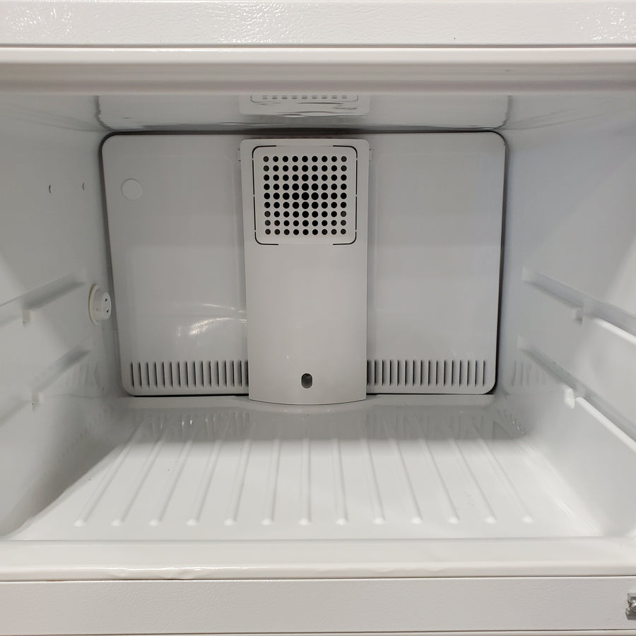 Hotpoint 15.6-cu ft Standard-Depth 28-in Wide Top-Freezer Refrigerator in White HPS16BTNRWW - Certified Refurbished