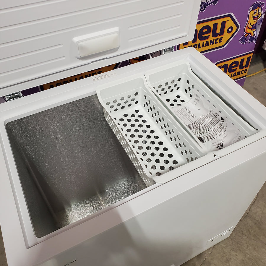 Vissani 6.9 cu. ft. Manual Defrost Chest Freezer in White, Garage Ready with LED Light Type 251312SD1037 - DCM7QRWW - Scratch & Dent (Minor)