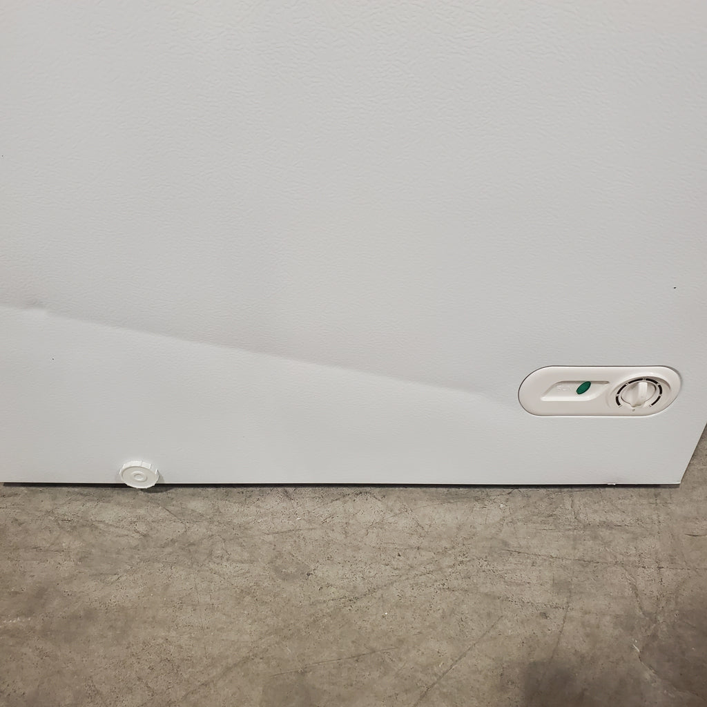 Pictures of Magic Chef 5.0. cu. ft. Chest Freezer with Interior LED Light and Defrost Water Drain 25132SD415 - HMCF5W4 - Scratch & Dent (Moderate) - Neu Appliance Outlet - Discount Appliance Outlet in Austin, Tx