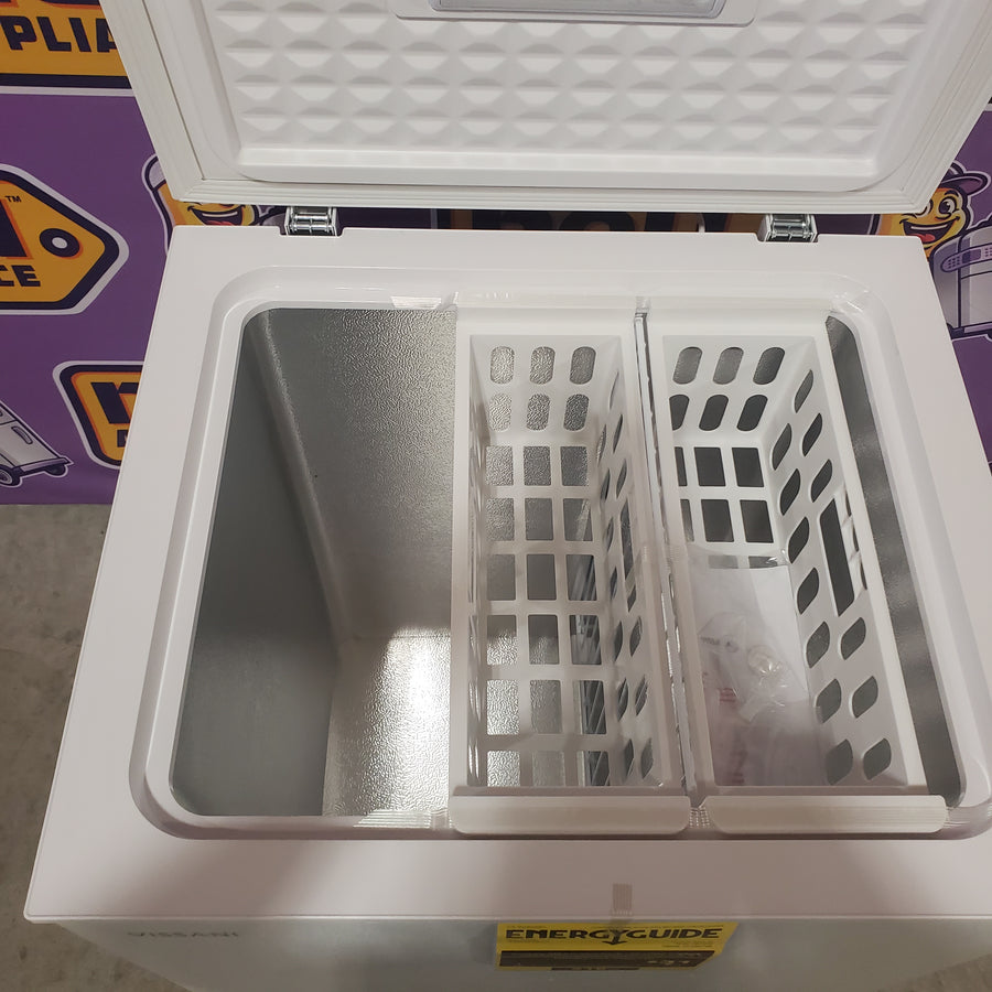 Vissani 5.0 cu. ft. Manual Defrost Chest Freezer with LED Light in White, Garage Ready HMCF5W5 - Scratch & Dent (Major)