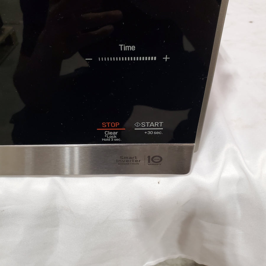 LG  NeoChef™ 0.9 cu. ft. Countertop Microwave with Smart Inverter and EasyClean® LMC0975SD - Scratch & Dent (Minor)