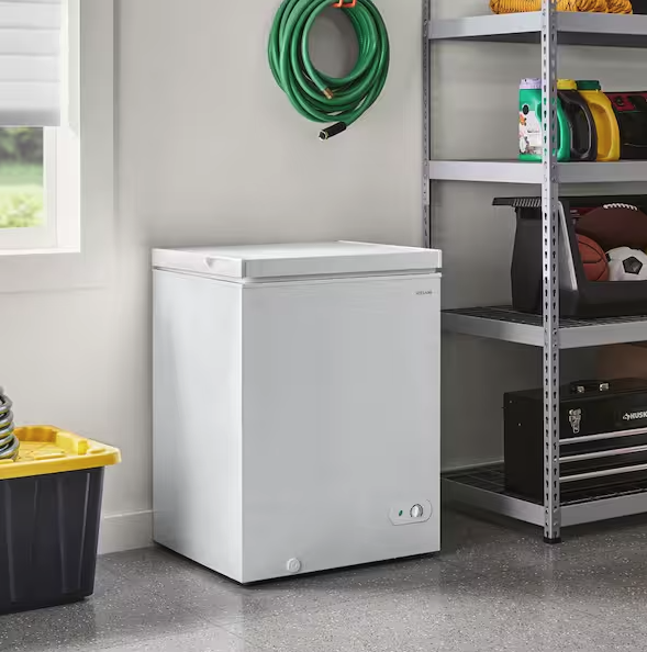 Vissani 5.0 cu. ft. Manual Defrost Chest Freezer with LED Light in White, Garage Ready 25139SD815 - HMCF5W5 - Scratch & Dent (Moderate)