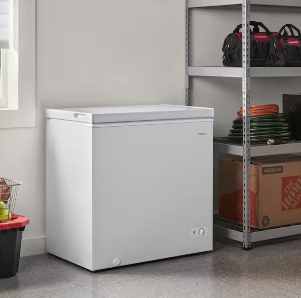 Vissani 7.0 cu. ft. Manual Defrost Chest Freezer with LED Light in White, Garage Ready SA622 - HMCF7W5 - Scratch & Dent (Moderate)