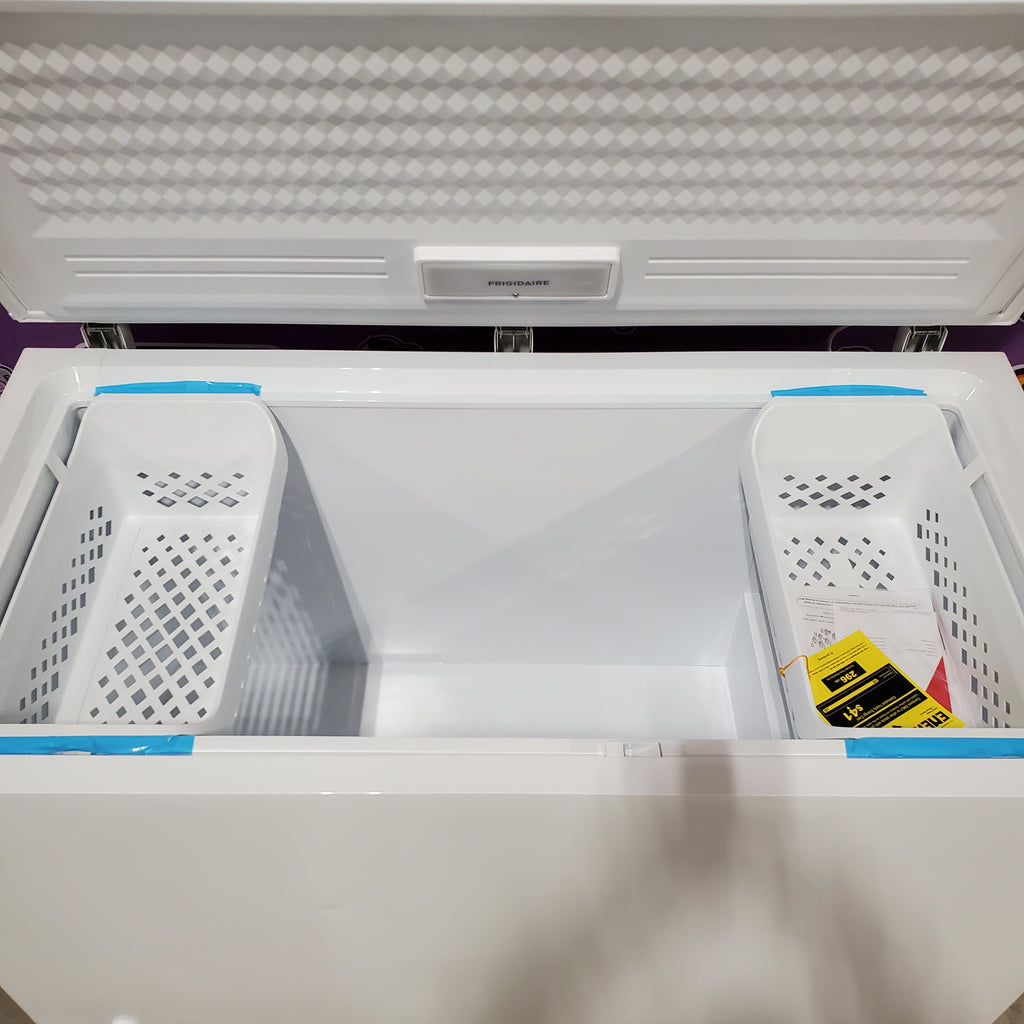 Pictures of Frigidaire 15 Cu. Ft. Garage Ready Chest Freezer 25SD037 - FFCL1542AW - Scratch & Dent (Minor) - Neu Appliance Outlet - Discount Appliance Outlet in Austin, Tx