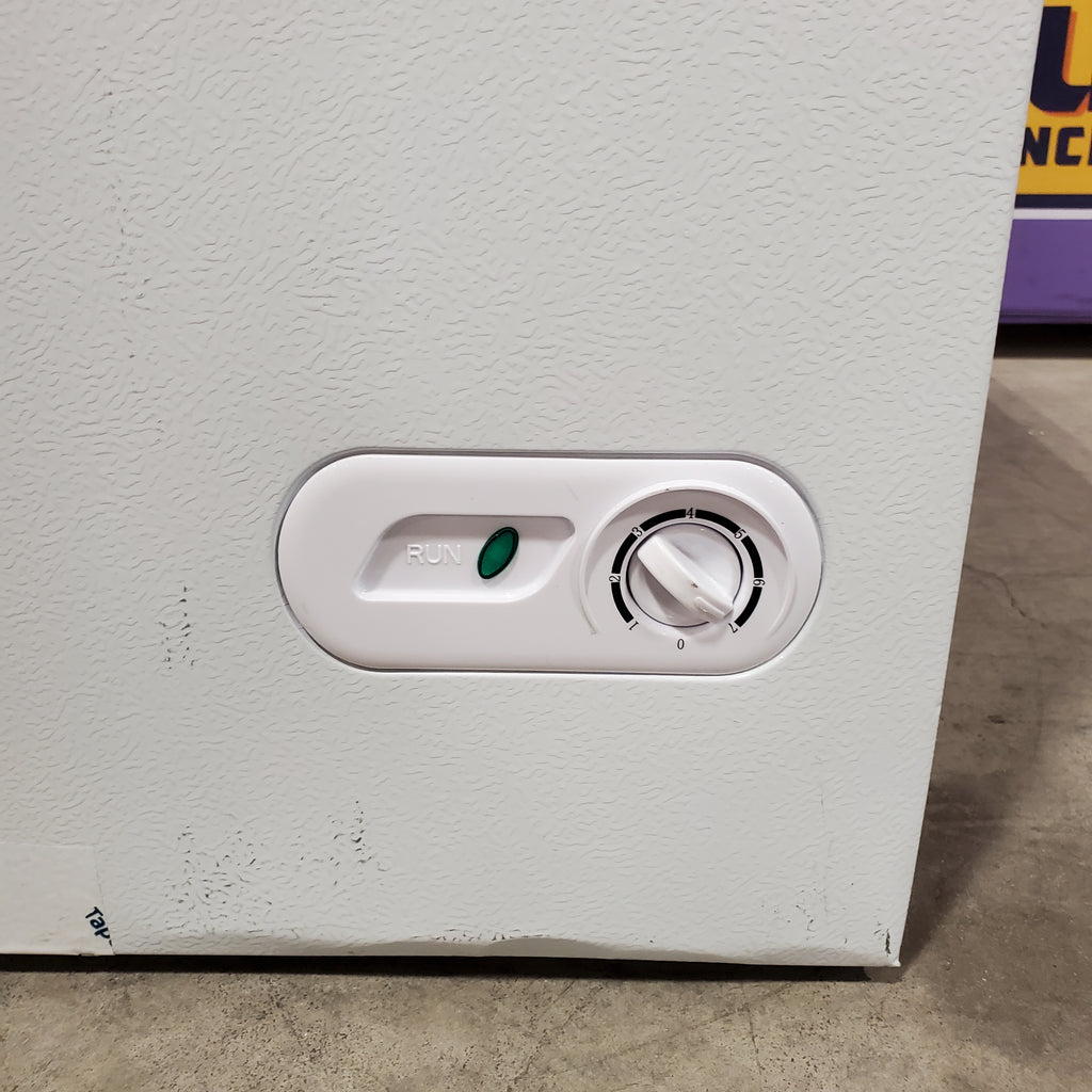 Magic Chef 5.0. cu. ft. Chest Freezer with Interior LED Light and Defrost Water Drain 25135SD596 - HMCF5W4 - Scratch & Dent (Minor)