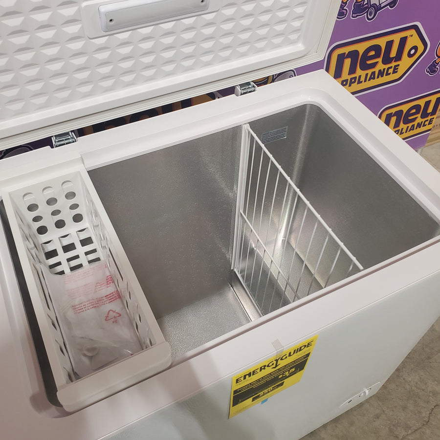 Vissani 7.0 cu. ft. Manual Defrost Chest Freezer with LED Light in White, Garage Ready HMCF7W5 - Scratch & Dent (Minor)