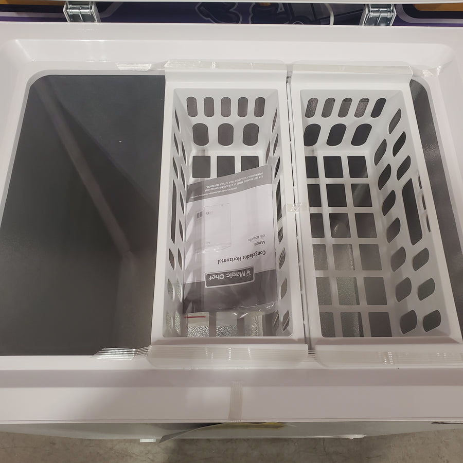 Magic Chef 5.0. cu. ft. Chest Freezer with Interior LED Light and Defrost Water Drain 25132SD415 - HMCF5W4 - Scratch & Dent (Moderate)