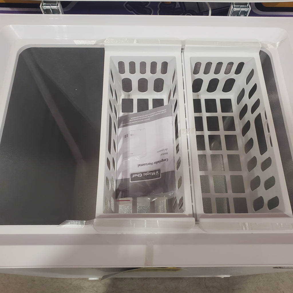 Pictures of Magic Chef 5.0. cu. ft. Chest Freezer with Interior LED Light and Defrost Water Drain 25132SD415 - HMCF5W4 - Scratch & Dent (Moderate) - Neu Appliance Outlet - Discount Appliance Outlet in Austin, Tx