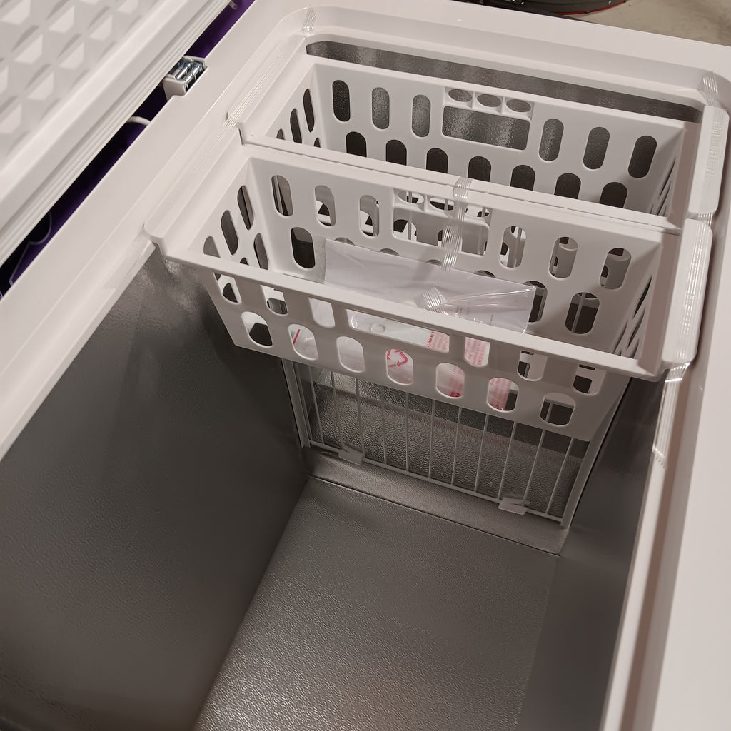 Vissani 7.0 cu. ft. Manual Defrost Chest Freezer with LED Light in White, Garage Ready 25132SD397 - HMCF7W5 - Scratch & Dent (Moderate)