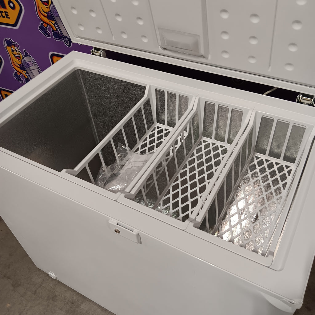 Vissani 8.8 cu. ft. Manual Defrost Convertible Garage Ready Chest Freezer in White, Powered by Hubspace 25139SD805 - MDCF9WH - Scratch & Dent (Major)
