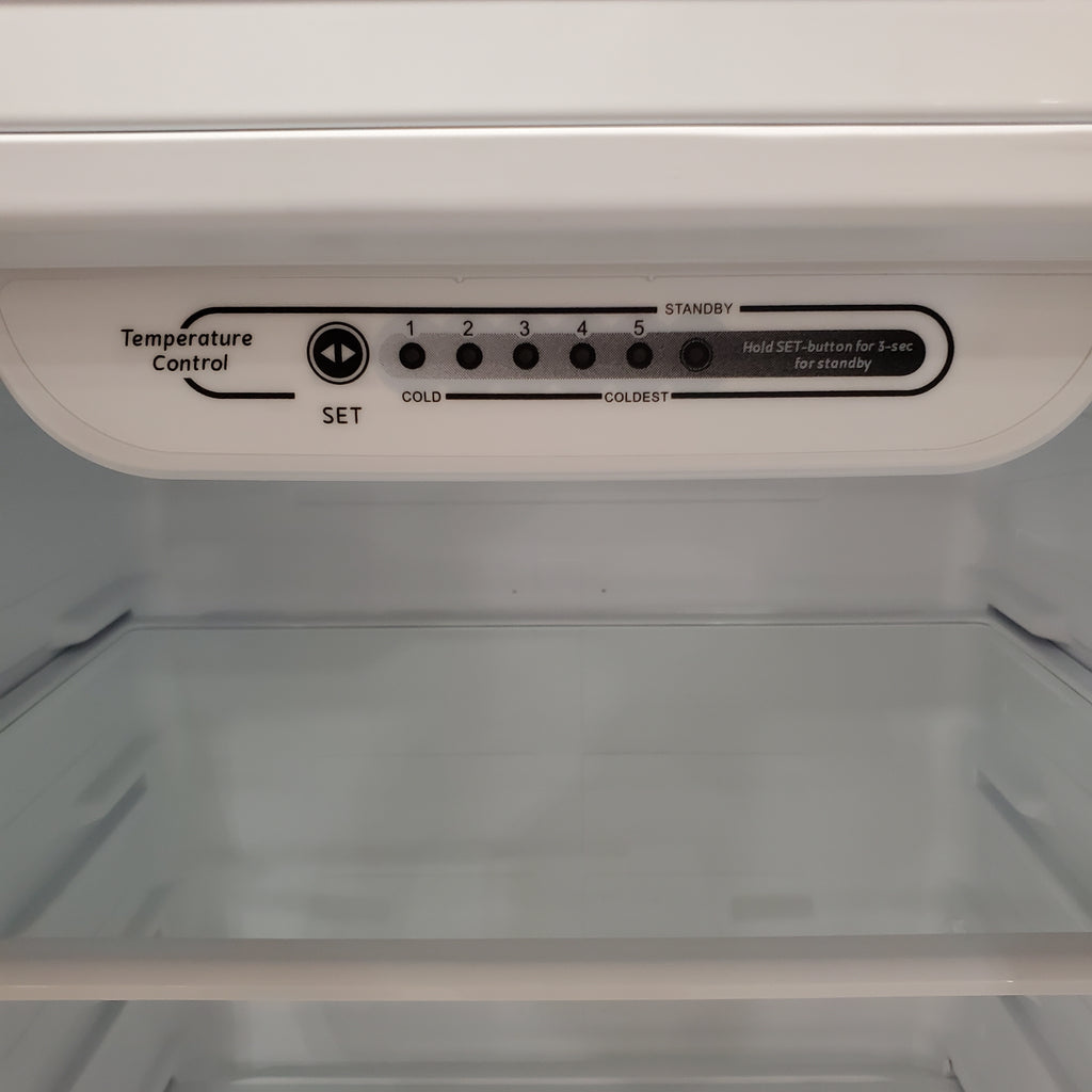 Pictures of Vissani 18 cu. ft. Top Freezer Refrigerator in White with Adjustable Temperature Controls 25SD040 - MDTF18WHR - Scratch & Dent (Moderate) - Neu Appliance Outlet - Discount Appliance Outlet in Austin, Tx