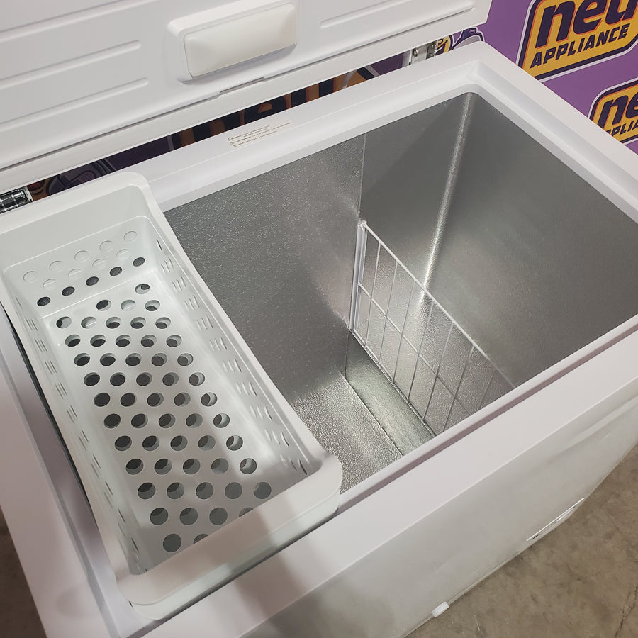 Vissani 6.9 cu. ft. Manual Defrost Chest Freezer in White, Garage Ready with LED Light Type DCM7QRWW - Scratch & Dent (Major)
