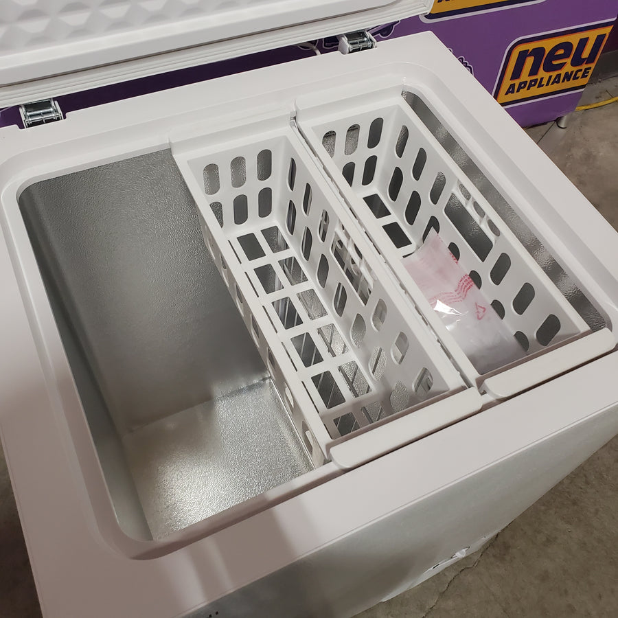 Vissani 5.0 cu. ft. Manual Defrost Chest Freezer with LED Light in White, Garage Ready SA678 - HMCF5W5 - Scratch & Dent (Moderate)