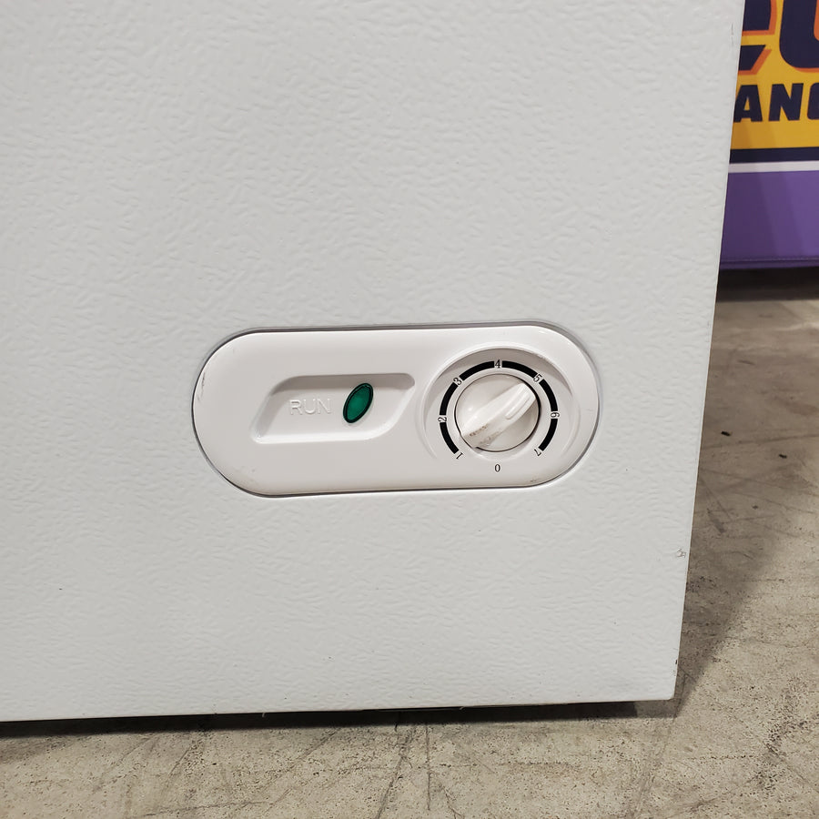 Magic Chef 5.0. cu. ft. Chest Freezer with Interior LED Light and Defrost Water Drain HMCF5W4 - Scratch & Dent (Minor)
