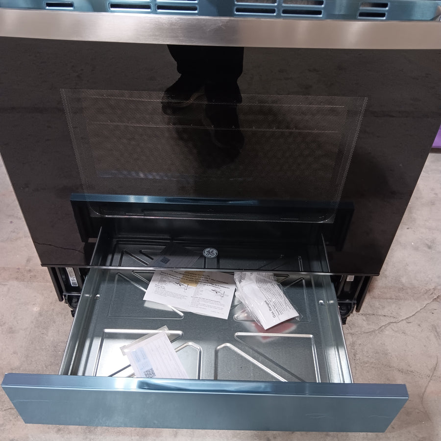 GE 30" Free-Standing Gas Convection Range with EasyWash™ Oven Tray and No Preheat Air Fry GE9845 - GGF600AVSS - New in Box